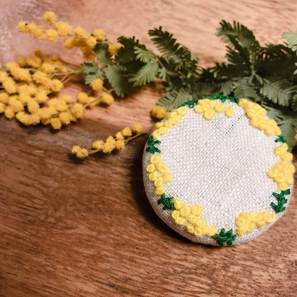 春◌ ͙❁˚hand made❁ミモザの刺繍くるみボタン d 45mm✴︎ヘアゴムにもブローチにも◌ ͙❁˚ 1枚目の画像