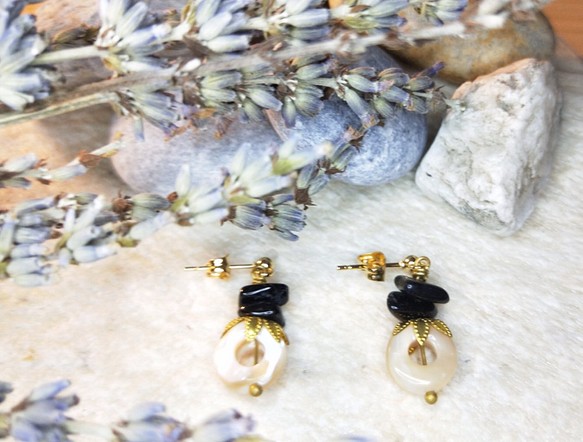 立冬-海嫁女兒的嫁妝-衣衫天然石貝殼抗過敏耳針耳環（黑） 第1張的照片