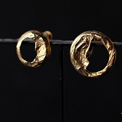 シワの丸イヤリング（gold） 1枚目の画像