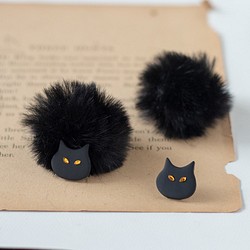 2way： L尺寸 貓與蓬蓬毛球・耳針/耳夾式耳環（黑） 第1張的照片