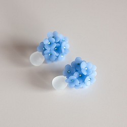 雫と紫陽花のピアス/イヤリング（ブルー） 1枚目の画像