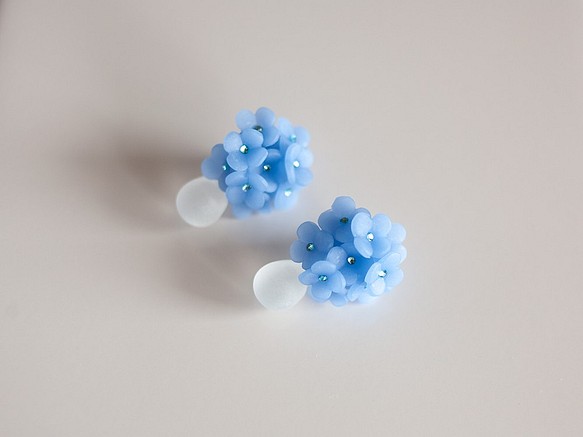 水珠與繡球花耳環/耳夾式耳環（藍） 第1張的照片