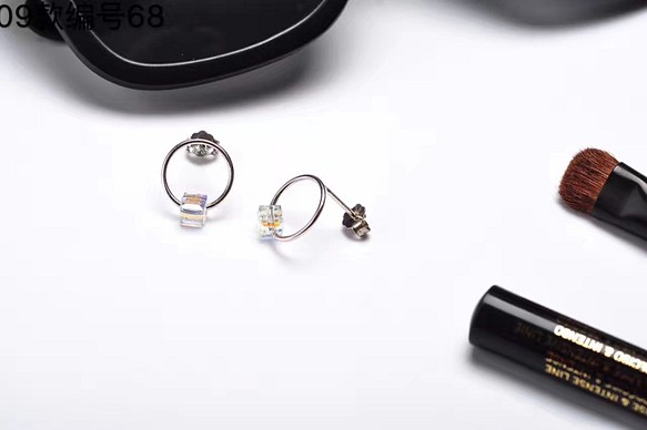 純銀925打造水晶圓形設計耳釘 第1張的照片
