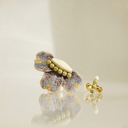 椿の花びら刺繍耳飾り　ラベンダー 1枚目の画像