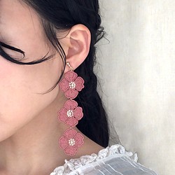 三重罌粟花刺繡耳環，灰粉色 第1張的照片