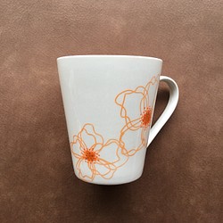 お花のマグカップ 白磁 (オレンジ) 1枚目の画像