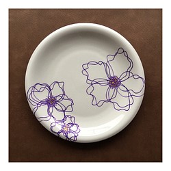 お花のプレート 白磁20cm丸皿 (パープル) 1枚目の画像
