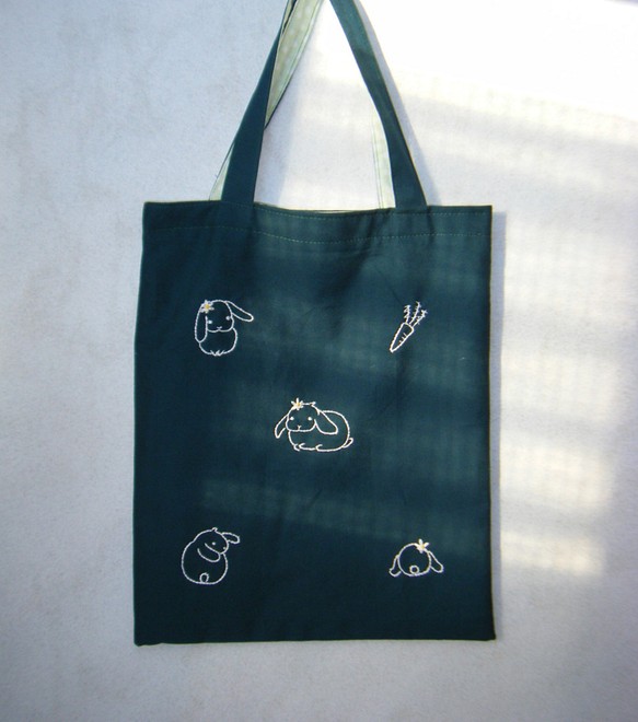 ロップイヤーのうさぎ刺繍、Ａ4の入るバッグ（緑） 1枚目の画像