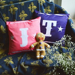 客製化抱枕 / 枕頭套 (一對兩個) ♥ P POP系列 | 自選英文字母 雙面印製 獨特心意 個性禮物 專屬訂單 第1張的照片