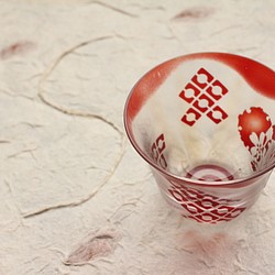 【再販】ガラス ぐい呑み・お猪口「桐・三日月桜」赤 1枚目の画像