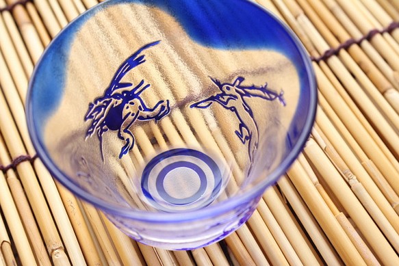 【再販】ガラス製　ぐい呑み「鳥獣戯画」瑠璃　其の壱 1枚目の画像