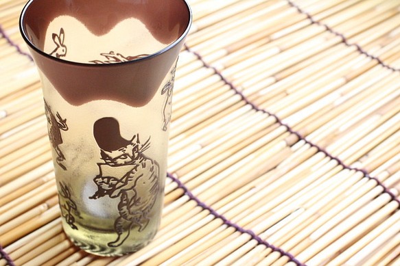 【再販】ガラス製 清酒　一口ビアグラス　鳥獣戯画＋観世水　茶紫 1枚目の画像