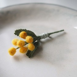 【布花】ミモザの小さなコサージュブローチ 1枚目の画像