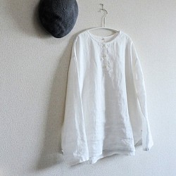 【ＳＡＬＥ！】ヘンリーネックのシンプルなリネンシャツ　オフホワイト 1枚目の画像