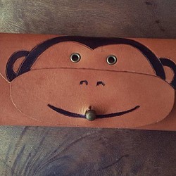 可愛小猴仔復古黃純牛皮六孔鑰匙包- 可刻字 第1張的照片
