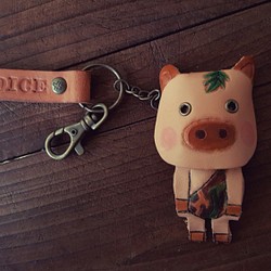 可愛泰山豬純牛皮鑰匙圈- 可刻字(生日、情人送禮) 第1張的照片