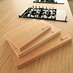 心地良い音のまな板（Mサイズ）／ラワン 無垢材 ギフト カットボード 敬老 料理 キッチン 水捌け 木製 プレゼント 1枚目の画像