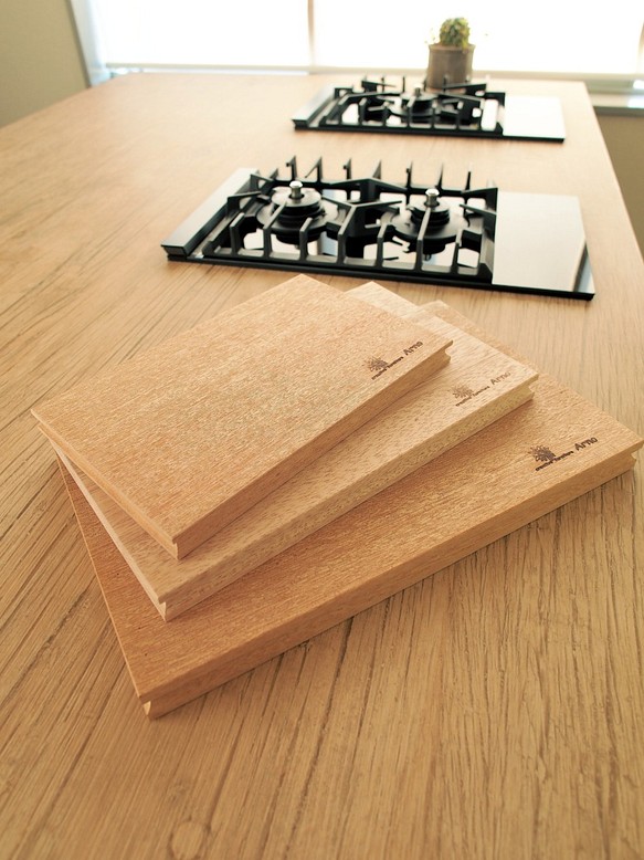 心地良い音のまな板（Mサイズ）／ラワン 無垢材 ギフト カットボード 敬老 料理 キッチン 水捌け 木製 プレゼント 1枚目の画像