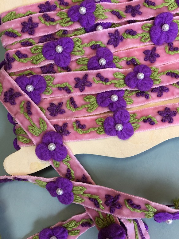 刺繍のブレード(パンジー)・ピンク別珍のリボン＊ヴィクトリアン 1枚目の画像