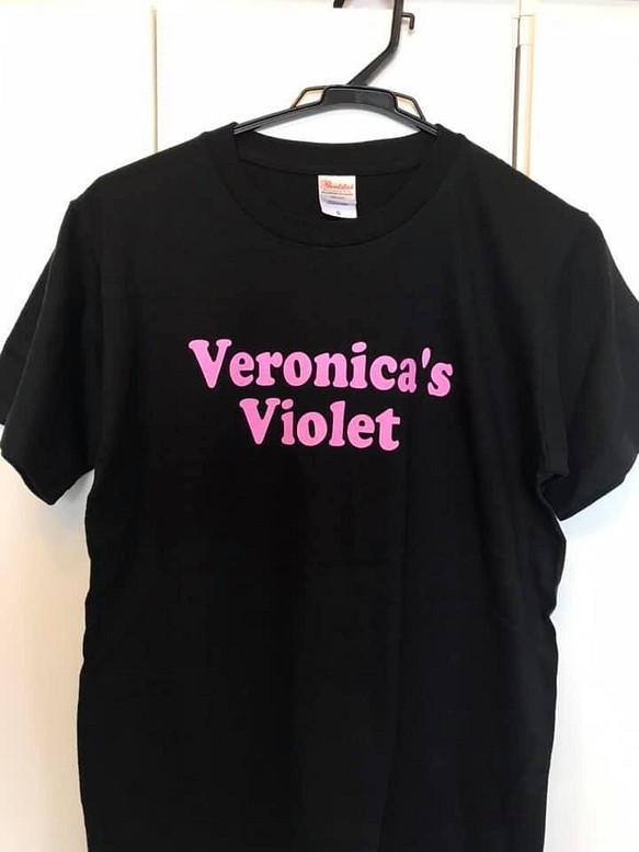 サイズＳ（レディースＭサイズ相当）Veronica's Violet Tシャツ　ピンク文字　 1枚目の画像