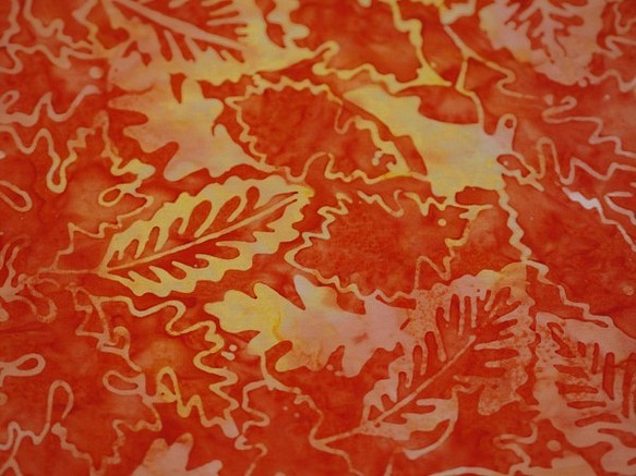 modafabrics 植物葉っぱ柄バティック生地 / CARNIVAL BATIKS / BLAZE〈オレンジ赤〉 1枚目の画像