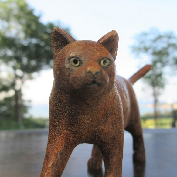 木彫りの猫　彫刻　　 1枚目の画像