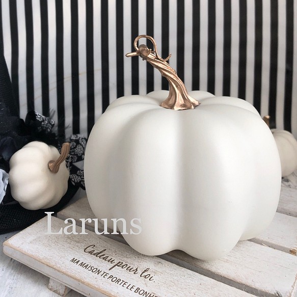 白いかぼちゃのオブジェ 大カボチャ1個販売 ハロウィンの飾りつけにハロウィングッズ22 フラワー リース Laruns 通販 Creema クリーマ ハンドメイド 手作り クラフト作品の販売サイト