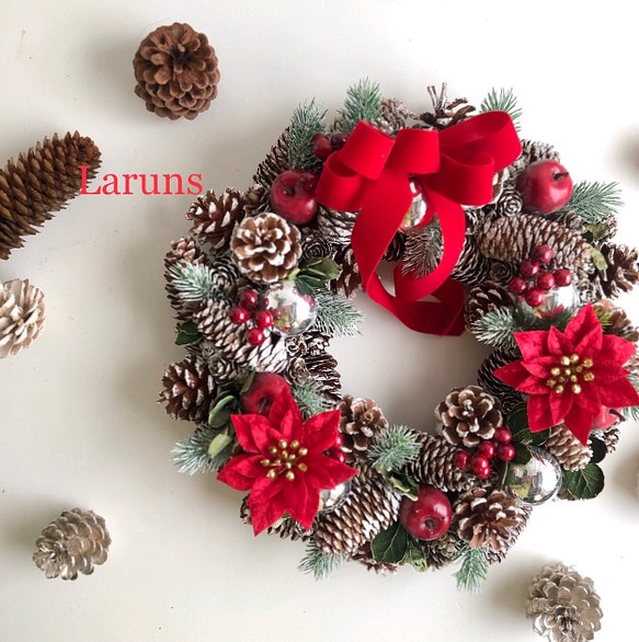 赤のポインセチアと木の実たっぷりクリスマスリース35㎝直径　アーティフィシャル使用Creema限定クリスマス2021 1枚目の画像
