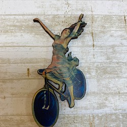 木製　ウッドパーツ　自転車に乗る人　⑤ 1枚目の画像