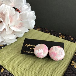 京都 西陣織 桜色の桜柄くるみボタンイヤリング 1枚目の画像