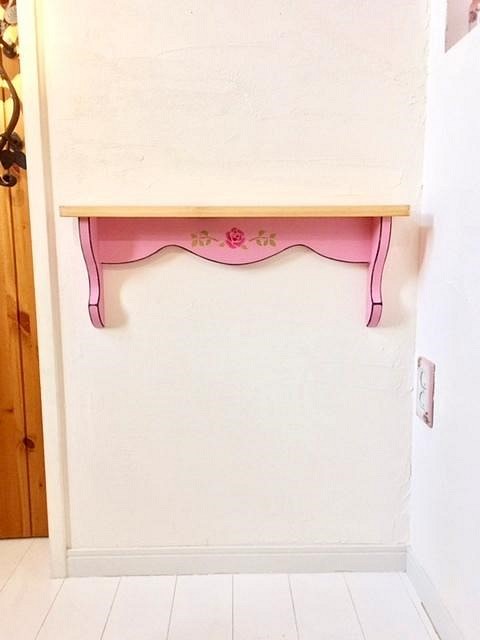 薔薇のシェルフＭ 木製 カントリー家具 国産 アンティークピンク×ステンシルローズ ピンク家具 飾り棚 1枚目の画像
