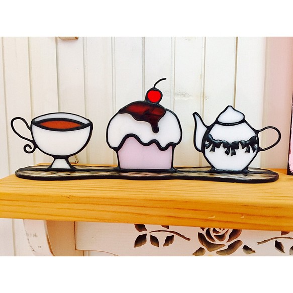 彩色玻璃茶會集茶壺茶杯蛋糕主題童話顯示 第1張的照片
