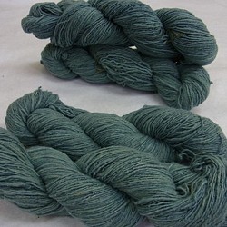 木綿手紡ぎ糸かせ　e-cotton  (eco＋cotton)　草木染め　緑色 1枚目の画像