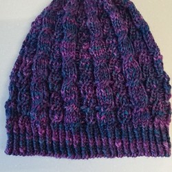 ケーブル編みのおしゃれなニット帽子 1枚目の画像