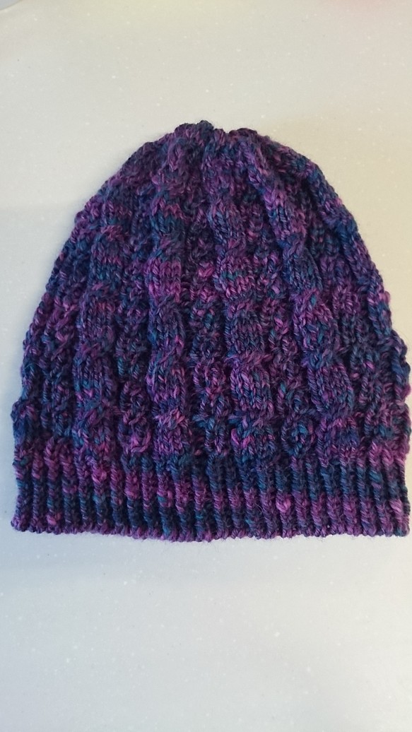 ケーブル編みのおしゃれなニット帽子 1枚目の画像