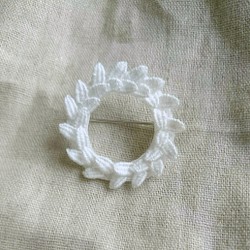 『数量限定ハンドメイド2019』刺繍ブローチ white wreath② 1枚目の画像
