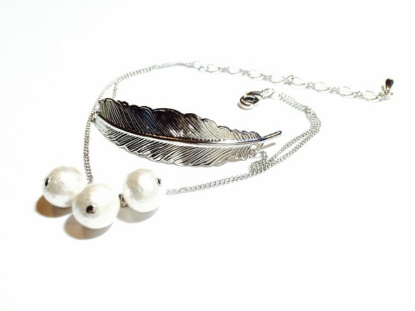silver feather × triple cotton pearlブレスレット 1枚目の画像