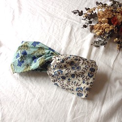 インド綿のやわらかヘアバンド  青い花×小花 1枚目の画像