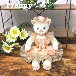 【毛糸の猫】ネコの女の子（春色ドレス・ミニバラ付き） 1枚目の画像