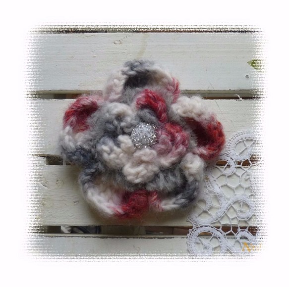 イタリア糸とファーのあったか手編みコサージュ（レッド&グレー） 1枚目の画像