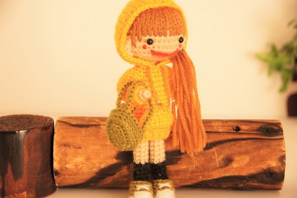 あみぐるみの女の子＊ほっこり毛糸のお人形さん＊黄色いパーカーワンピース 1枚目の画像