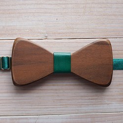 天然原木領結-胡桃木+綠色真皮皮革(禮物/婚禮/新人/正式場合) 第1張的照片