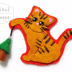フェルトと刺繍のパッチンピン(orブローチorマグネット)　ツリーと猫 1枚目の画像