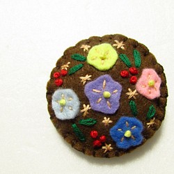 フェルトの刺繍ブローチ　花と木の実（茶） 1枚目の画像