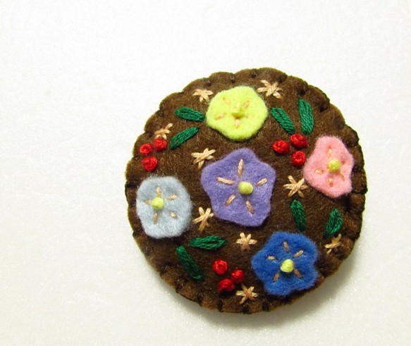 フェルトの刺繍ブローチ　花と木の実（茶） 1枚目の画像
