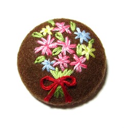 くるみボタンの花束刺繍ブローチ（茶） 1枚目の画像