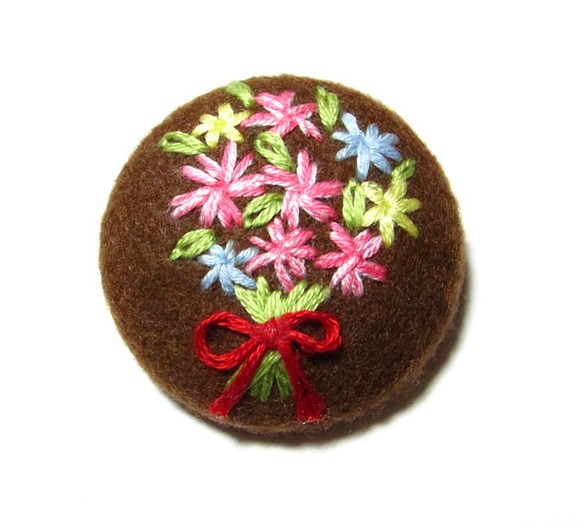 くるみボタンの花束刺繍ブローチ（茶） 1枚目の画像
