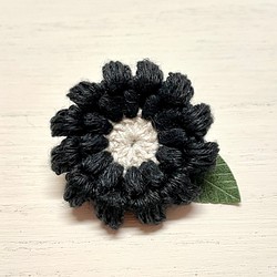 黒色の『まあるいお花』(小) 〜リネン糸で編んだブローチ 1枚目の画像