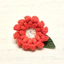赤色の『まあるいお花』(小) 〜リネン糸で編んだブローチ 1枚目の画像