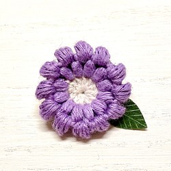 ラベンダー色の『まあるいお花』(小) 〜リネン糸で編んだブローチ 1枚目の画像